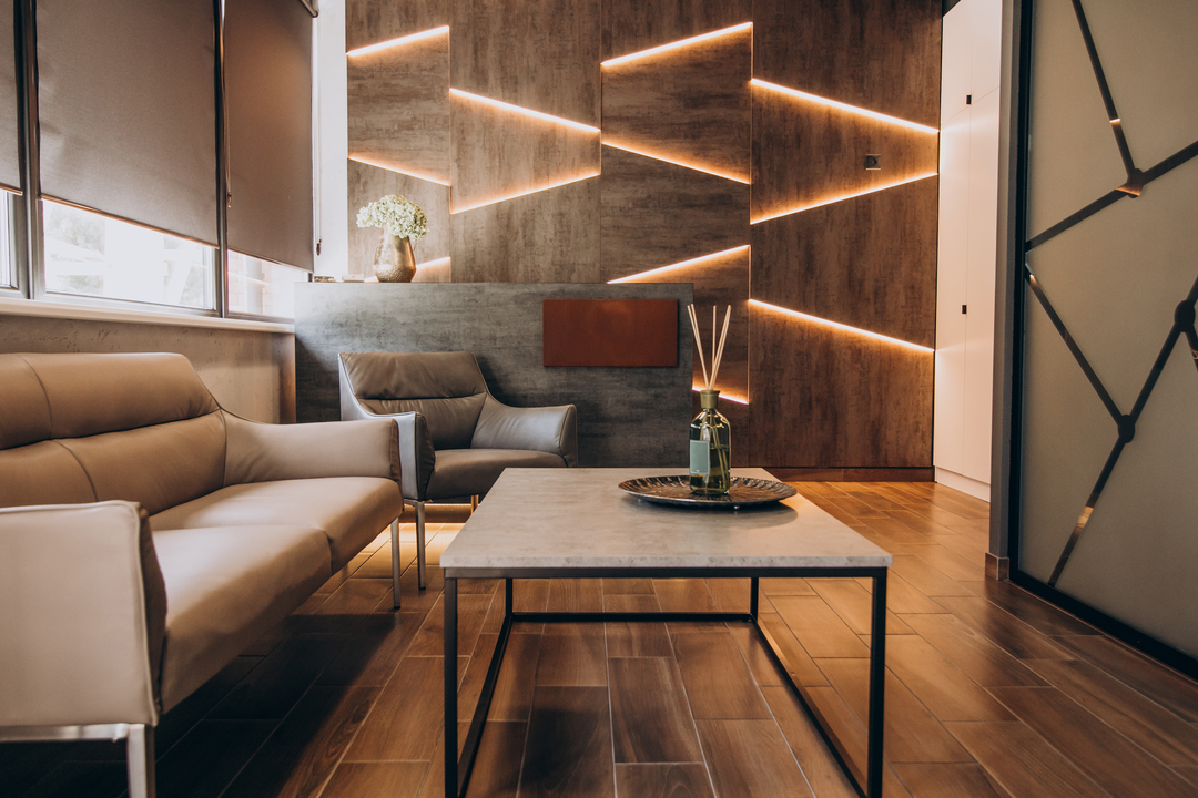 Sala de espera: decorada com mesa, sofás e luzes na parede