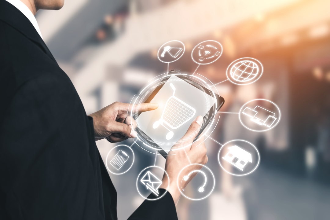 omnichannel: homem segurando um tablet, demonstrando meios tecnológicos