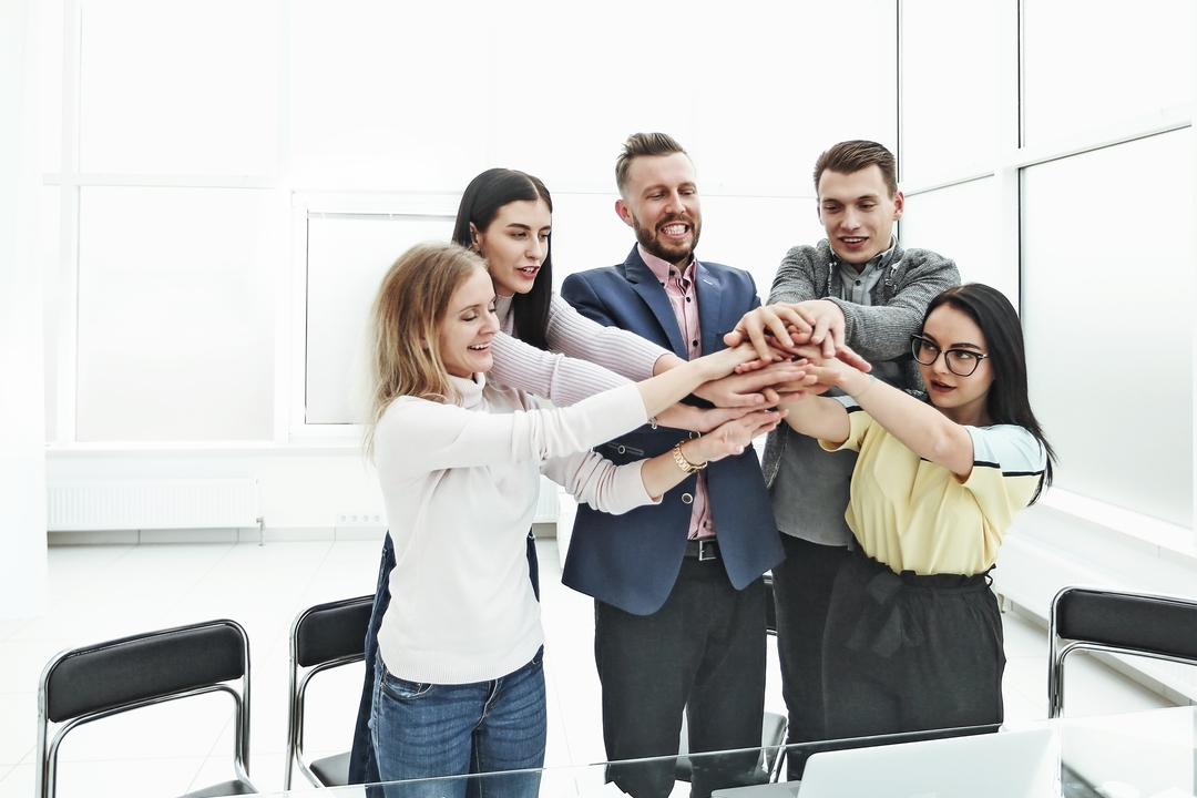 Comunicação interna: time demonstrando união ao trabalhar em equipe