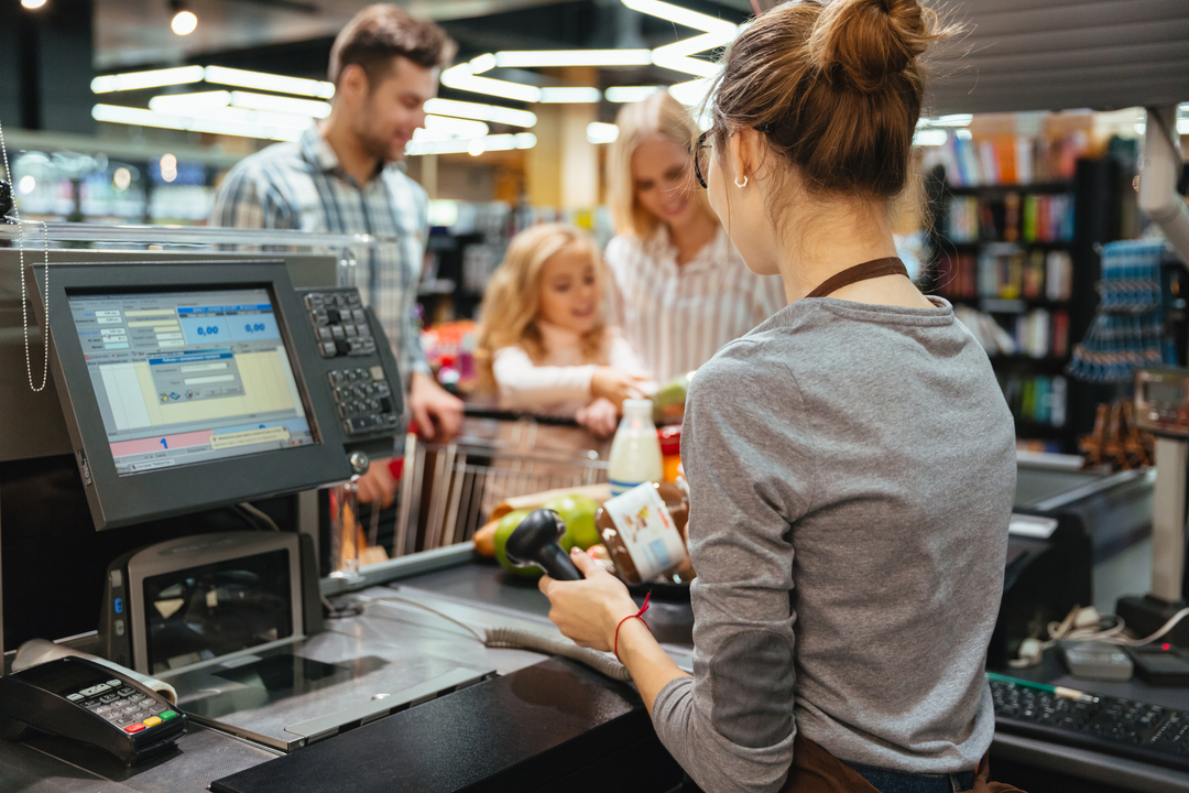 Ponto de venda: imagem mostra família passando em caixa de supermercado.