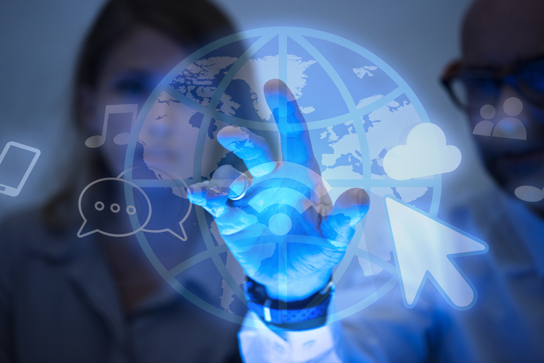 Empresa Inteligente: dois colaboradores de uma empresa acessando à internet por um display transparente