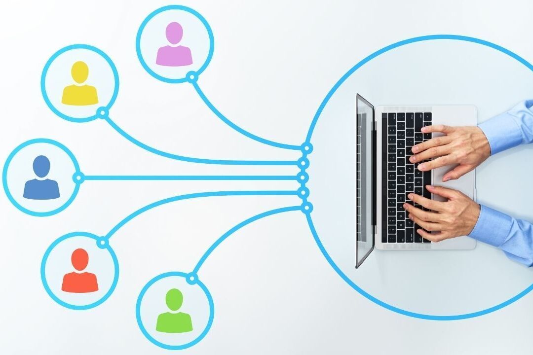 Estratégia de comunicação: imagem mostra mão digitando mensagem para compartilhamento.